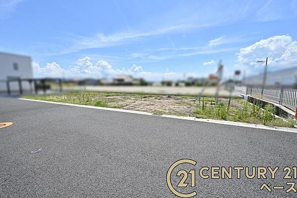 ■現地撮影写真■ 建築条件なしのため、ご希望のハウスメーカーで建築可能です！