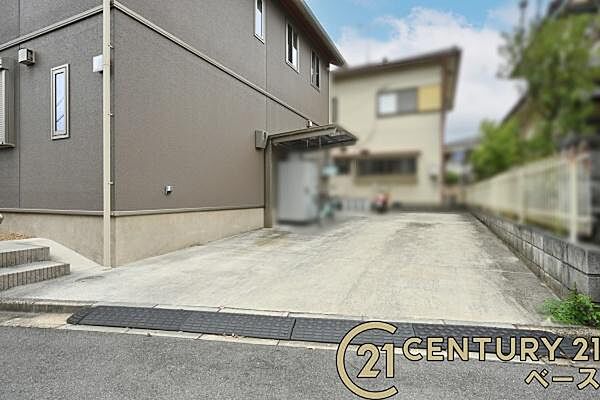 ■現地撮影写真■駐車スペース：3台可・加えて自転車やバイクを置けるサイクルポートを完備！