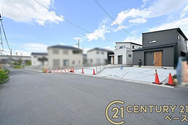 ■現地撮影写真■前面道路約8mと広々開放的です!