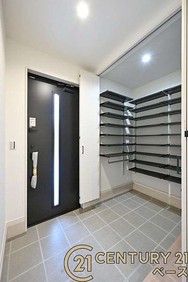 ■現地撮影写真■SIC完備で玄関をスッキリ快適にお使いいただけます!