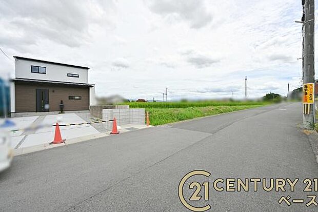 ■現地撮影写真■前面道路約8mと広々開放的です!
