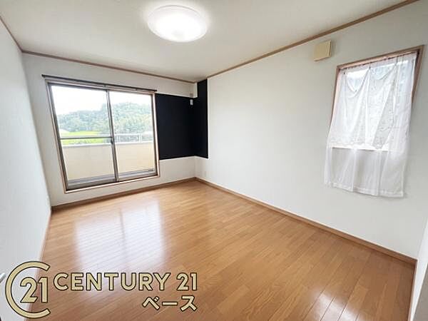 ■現地撮影写真■2階の洋室、収納も沢山あって便利ですね！
