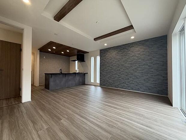 ■梁のあるリビングで天井が高く、部屋が広く感じられます!