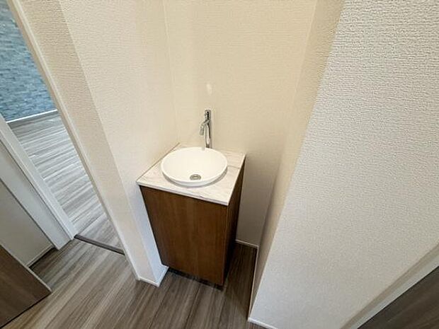 ■帰宅後リビングや個室に入る前に、速やかに手洗いやうがいができる手洗い器付き!
