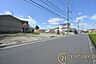 その他：■現地撮影写真■前面道路も広々としていて安心！