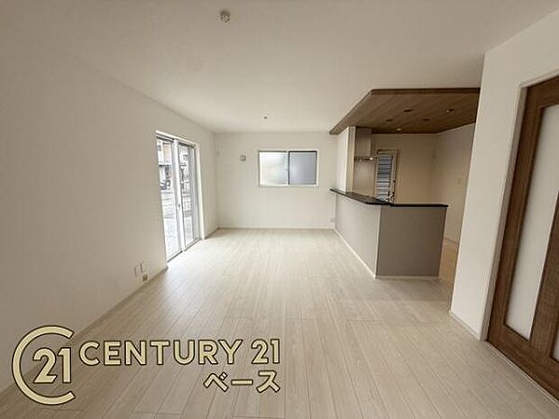 ■リビング南西側には他の建物がなく、日当たり良好です。