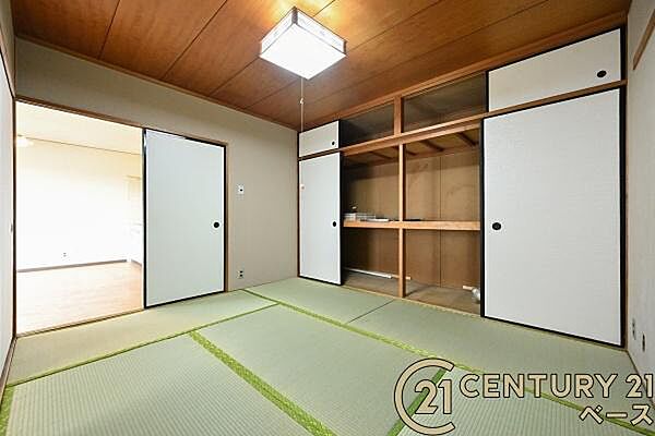 ■和室にはたっぷり収納できる押入完備です！