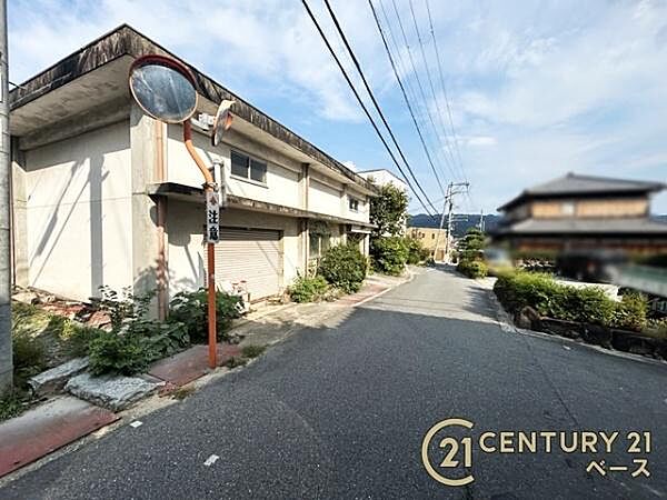 広々とした前面道路で駐車も楽々！