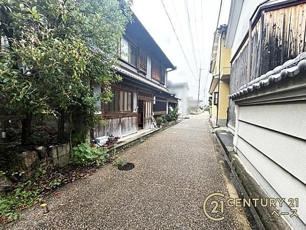 ■道路との高低差がなく道路幅も広いため、駐車もしやすいです。