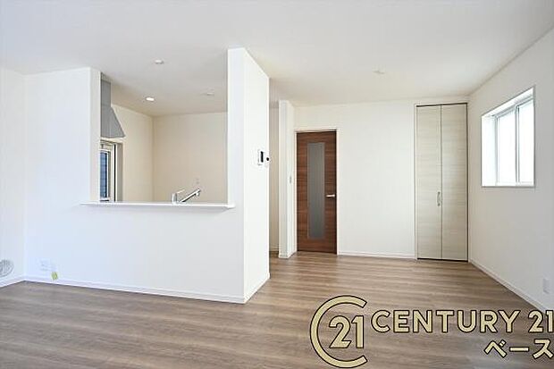 ■現地撮影写真■窓ガラスは紫外線76%カットで安心のLOW-Eペアガラスを採用!結露防止にも効果的です!