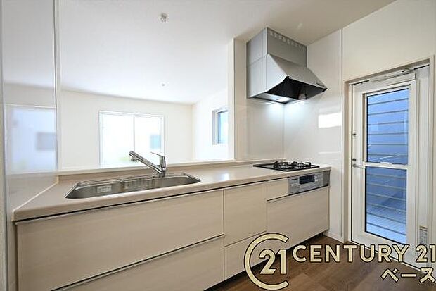 ■現地撮影写真■広々キッチンで快適にお料理!便利な収納スペースも完備!