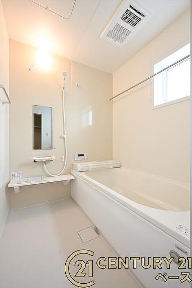 ■現地撮影写真■ゆったりしたサイズの浴室!足を伸ばしての入浴は疲れも癒してくれます!