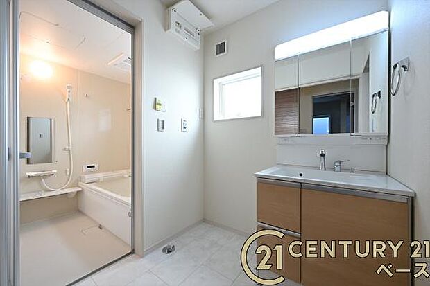 ■現地撮影写真■三面鏡タイプのミラーキャビネット!収納スペースも豊富です!