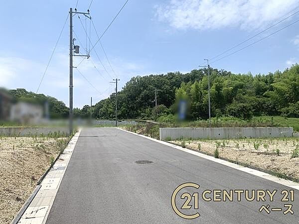 ■現地撮影写真■前面道路の幅員は約6ｍとお車の出し入れもラクラク！