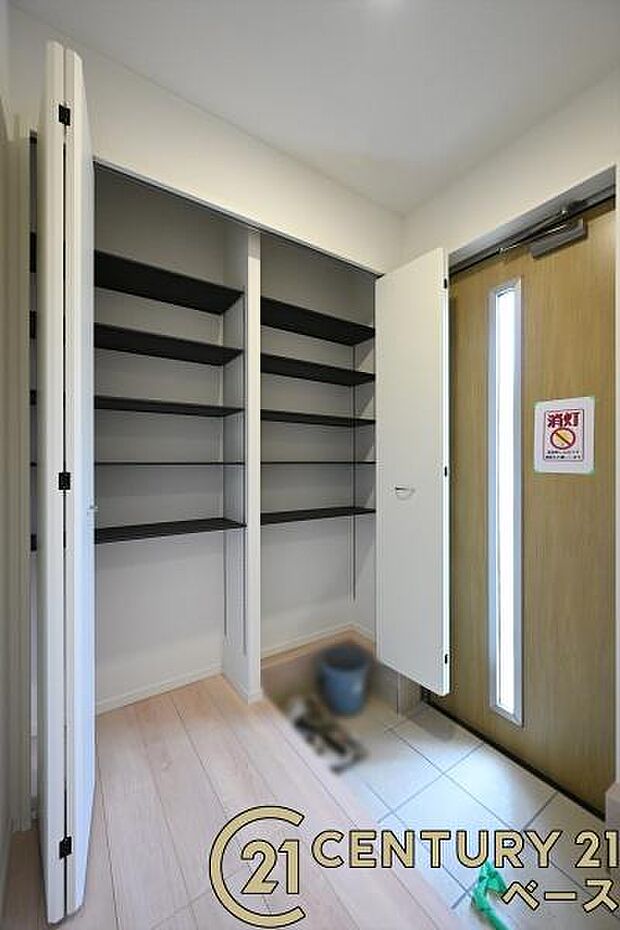 ■現地撮影写真■すっきりとした明るい玄関が家族やお客様を迎えてくれます!