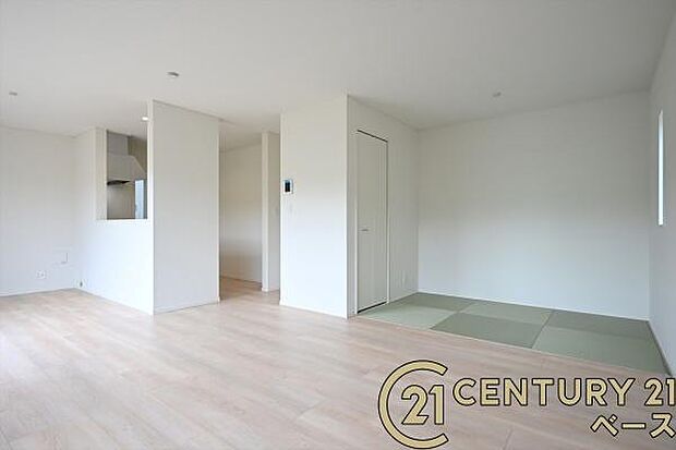 ■現地撮影写真■ご家族でくつろいでいただける広々したリビングです!