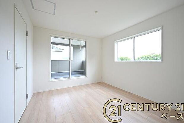 ■現地撮影写真■明るい雰囲気の洋室です!