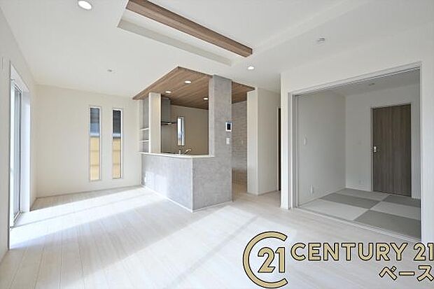 ■現地撮影写真■ご家族でくつろいでいただける広々したLDKは約16帖!