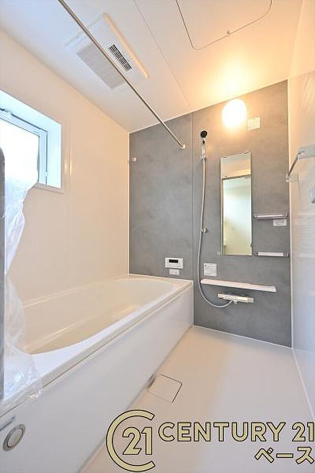 ■現地撮影写真■ゆったりしたサイズの浴室!足を伸ばしての入浴は疲れも癒してくれます!