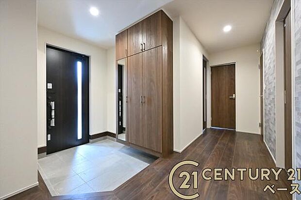 ■現地撮影写真■すっきりとした明るい玄関が家族やお客様を迎えてくれます!