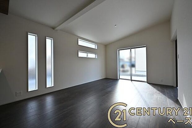 ■現地撮影写真■ご家族でくつろいでいただける広々したLDKは約17帖!