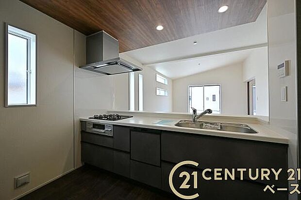 ■現地撮影写真■家族とのコミュニケーションがとりやすい人気のカウンターキッチン!