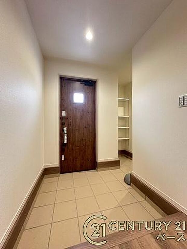 ■現地撮影写真■すっきりとした明るい玄関が家族やお客様を迎えてくれます!