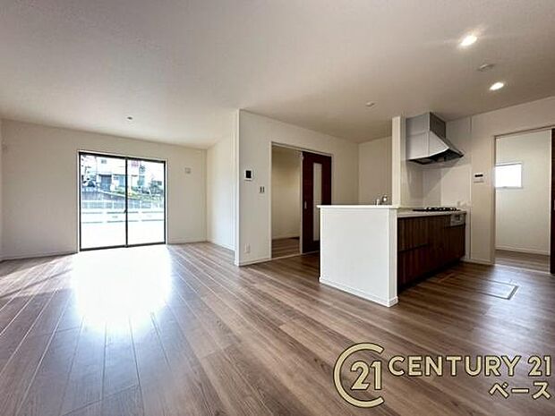 ■現地撮影写真■ご家族でくつろいでいただける広々したLDK!キチン横には便利なパントリー付きです!