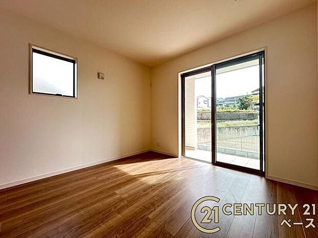 ■現地撮影写真■開放感のある広々した主寝室!他に洋室が2部屋ございます!