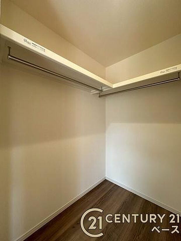 ■現地撮影写真■冬物のコートや季節のものなどたくさんしまえる広さ!