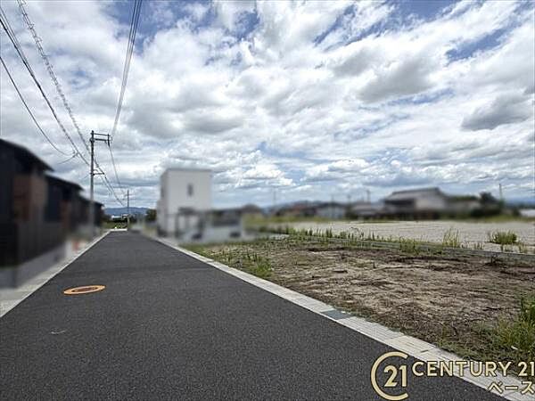 ■現地撮影写真■前面道路6ｍ以上と広々開放的です！