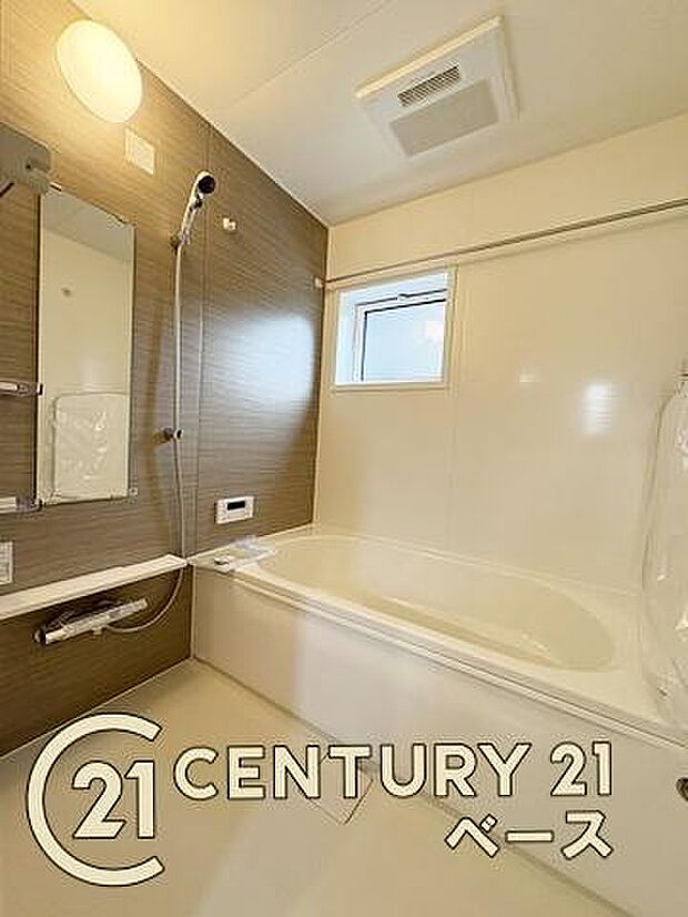 ■現地撮影写真■ゆったりしたサイズの浴室!足を伸ばしての入浴は疲れも癒してくれます!