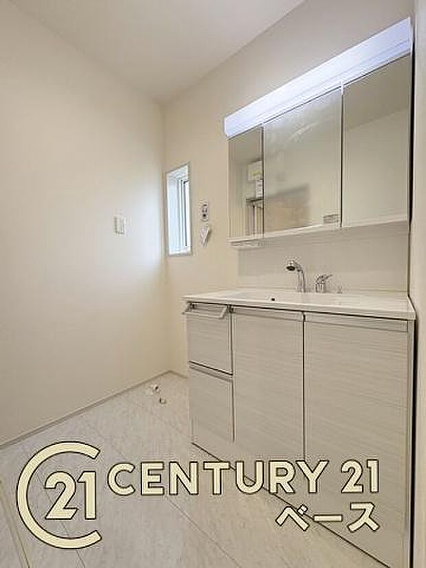 ■現地撮影写真■三面鏡タイプのミラーキャビネット!収納スペースも豊富です!