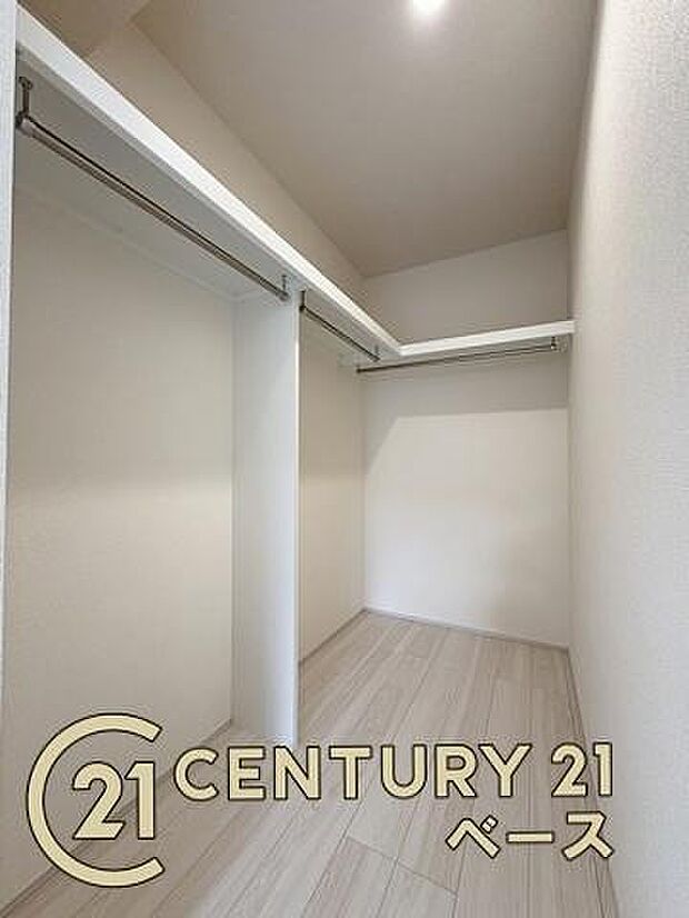 ■現地撮影写真■冬物のコートや季節のものなどたくさんしまえる広さ!