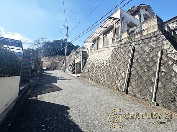 ■現地撮影写真■前面道路は広々約5．1ｍでお車の出し入れも楽々！