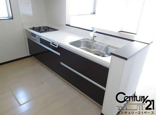 ■キッチンパネルは油などの汚れが付着しにくく、毎日のお手入れが簡単なので清潔なキッチンが保てます!■