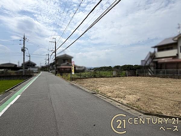 ■現地撮影写真■ 前面道路は6ｍ以上と広くゆったりしています。