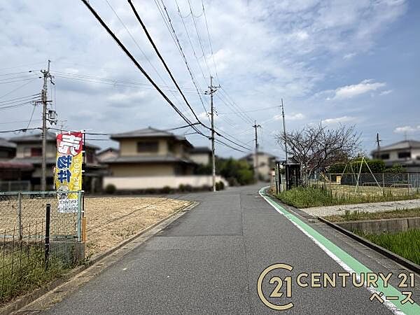 ■現地撮影写真■ 道路向かいには公園があります。落ち着いた住環境です。