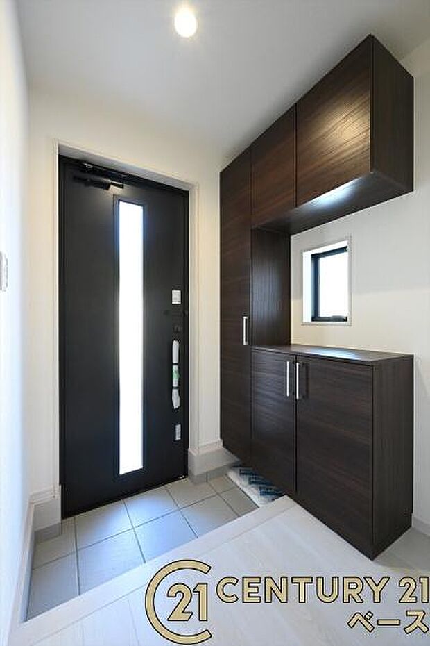 ■現地撮影写真■すっきりとした明るい玄関が家族やお客様を迎えてくれます!