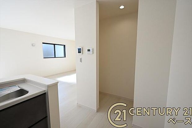 ■現地撮影写真■キッチン横のパントリー収納完備!