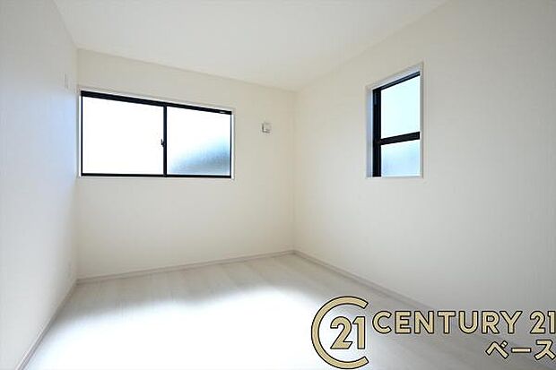 ■現地撮影写真■明るい雰囲気の洋室です!