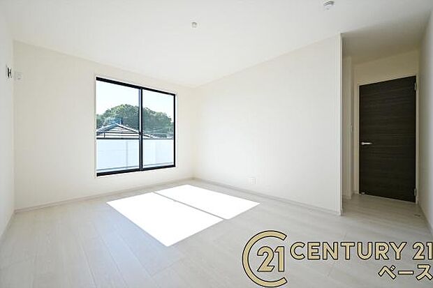 ■現地撮影写真■バルコニーに面した開放感のあるお部屋です!