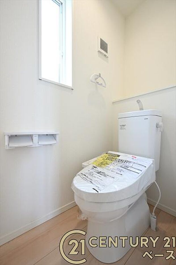 ■現地撮影写真■従来品と比べ約70%も節水タイプのトイレです!1階・2階共にウォシュレット付き!■