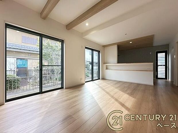 ■現地撮影写真■ご家族でくつろいでいただける広々したリビング!天井の見せ梁・アクセントクロスがおしゃれな空間を演出します!