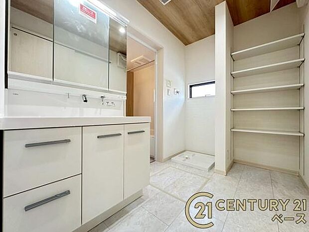 ■現地撮影写真■三面鏡タイプのミラーキャビネット!収納スペースも豊富です!