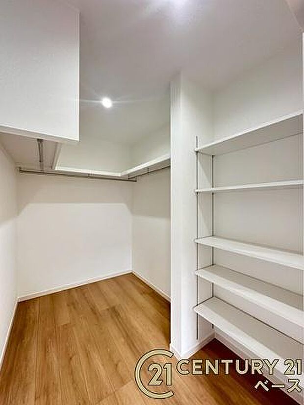 ■現地撮影写真■冬物のコートや季節のものなどたくさんしまえる広さ!