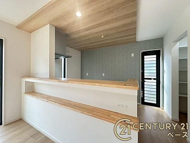 ■現地撮影写真■キッチン回りもスタイリッシュなデザイン設計です!様々な用途に使用できる広々としたカウンターも魅力的!