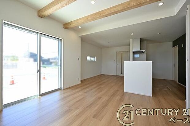 ■現地撮影写真■窓から自然光をたっぷり感じられます!