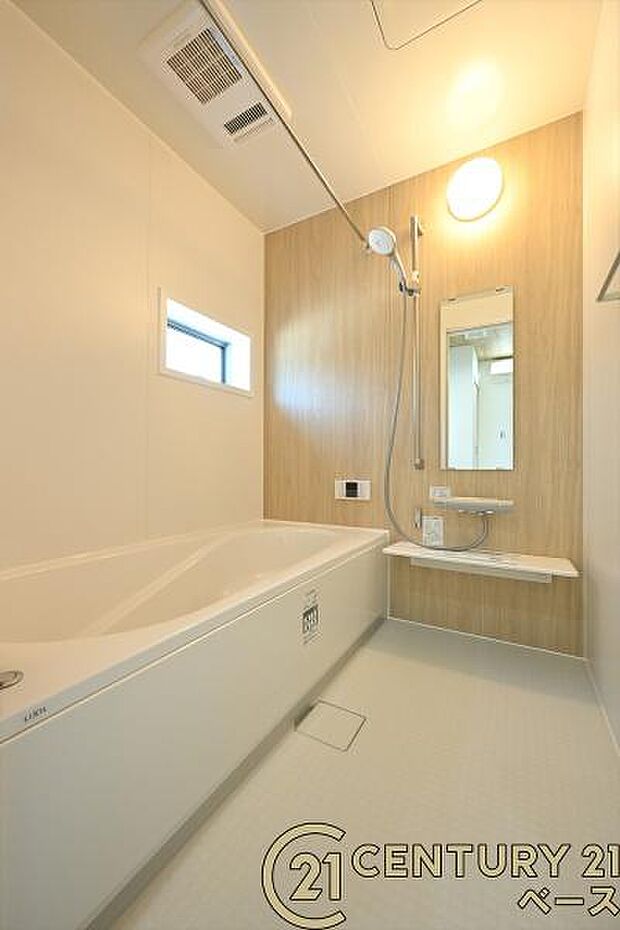 ■現地撮影写真■ゆったりしたサイズの浴室!足を伸ばしての入浴は疲れも癒してくれます!