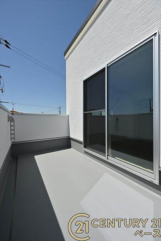 ■現地撮影写真■日当たりのよいバルコニー!洗濯物もよく乾きます!